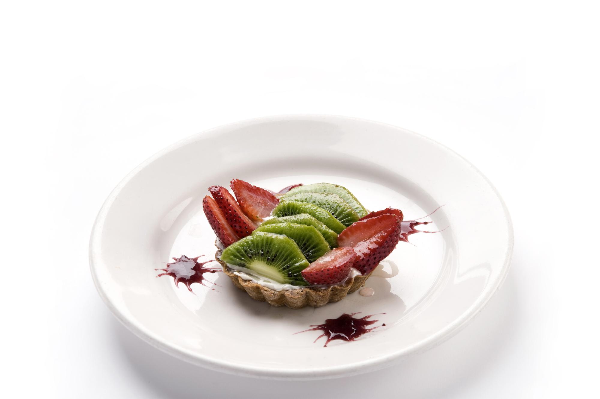 Zbliżenie na talerz gourmet z technicznym wykończeniem
